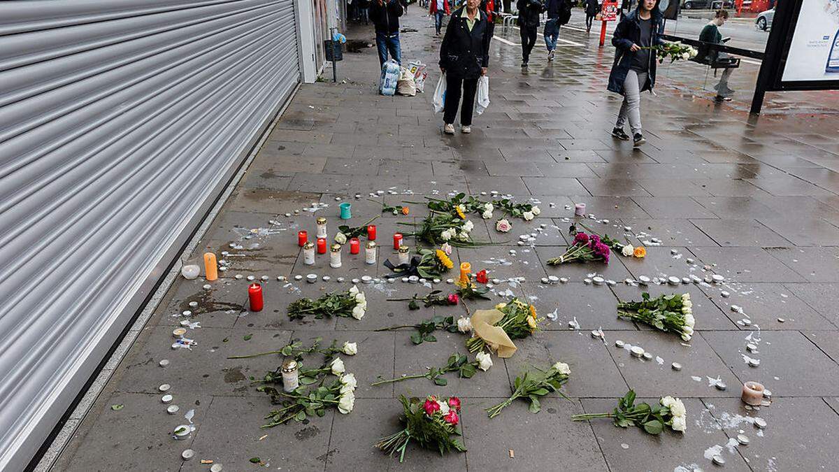 Trauernde legten Blumen vor die Supermarktfiliale, in der ein Mann erstochen wurde