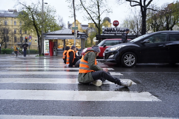 Diesmal wurde gegen 7.30 Uhr der Frühverkehr östlich des Stadtparks beim Geidorfplatz behindert, indem sich Personen auf die - regennassen - Straßen klebten. 
