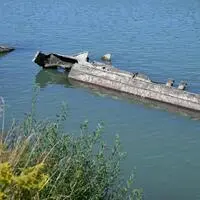 Die ehemaligen deutschen Artilleriefährprahme wurden 1945 von US-amerikanischen Panzern beschossen