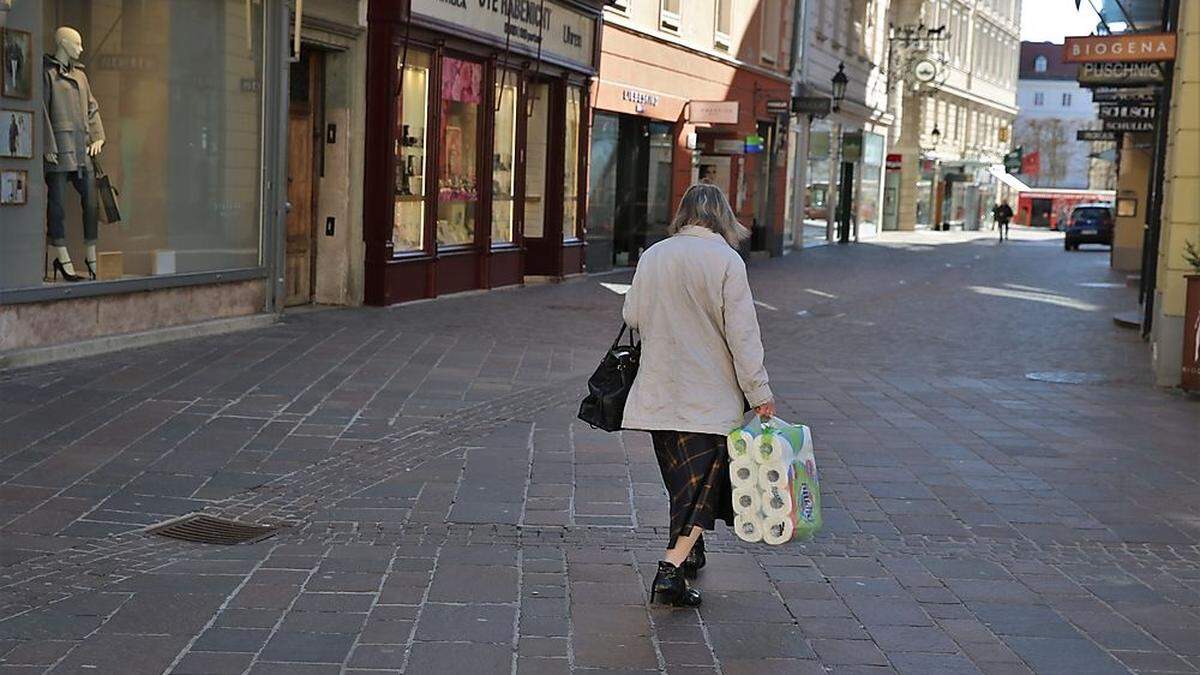 Nur vereinzelt sind Menschen auf der Straße anzutreffen, die Einkäufe erledigen.