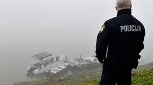 Croatia, Slavonski Brod, 111225. A large group of migrants were injured and three people died in a boat that capsized on the Sava River between Samostan and the former Brodjanka early this morning. The police investigation is ongoing. Photo: Nenad Opacak / CROPIX Copyright: xxNenadxOpacakx migranti_sava11-111225