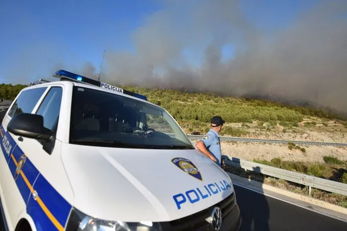 Die Flammen haben die Vororte erreicht, nur durch das Eingreifen der Einsatzkräfte konnte Schlimmeres verhindert werden.