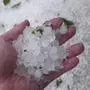 Katastrophale Unwetter sind in den Nachmittagsstunden ¸ber das Erzgebirge hinweg gezogen. Eine sogenannte Superzelle brachte im Raum Schwarzenberg und Breitenbrunn enorme Regenmengen und jede Menge Hagel. Die Folge waren massive ‹berschwemmungen und riesige Hagelberge. Anwohner hatten M¸he sich auf dem glatten Hagel auf die Beine zu halten. Auﬂerdem k‰mpften Autofahrer mit ¸berflutete Straﬂen. In Breitenbrunn wurde ein Auto mitgeschwemmt. Die Feuerwehren sind hier im Dauereinsatz. Anwohner sind geschockt. Solch Unwetter haben sie in ihrem Leben noch nicht erlebt. In Erla waren Schaufeln gegen Hagelberge im Einsatz. Auch die Bahnstrecke wurde gesperrt. Kein Strom, Handynetz - die Schw¸le endete im Erzgebirge mit schweren Gewittern. Erla Sac