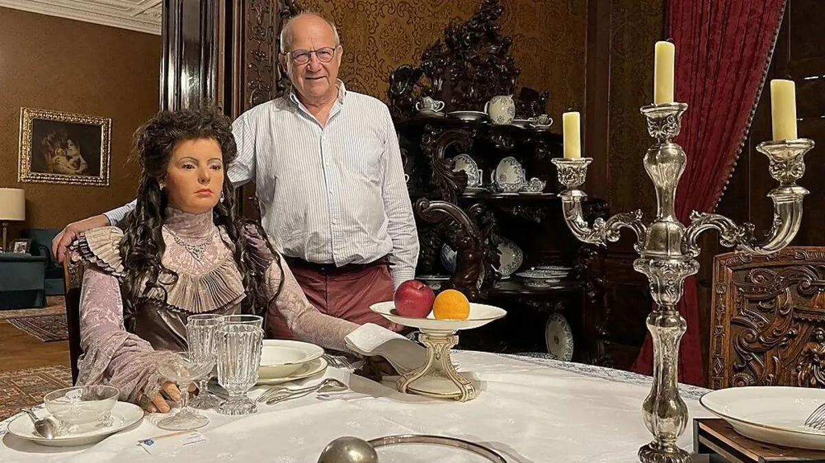 Andreas Bardeau in einem der Ausstellungsräume zum 150-jährigen Jubiläum seiner Familie auf Schloss Kornberg