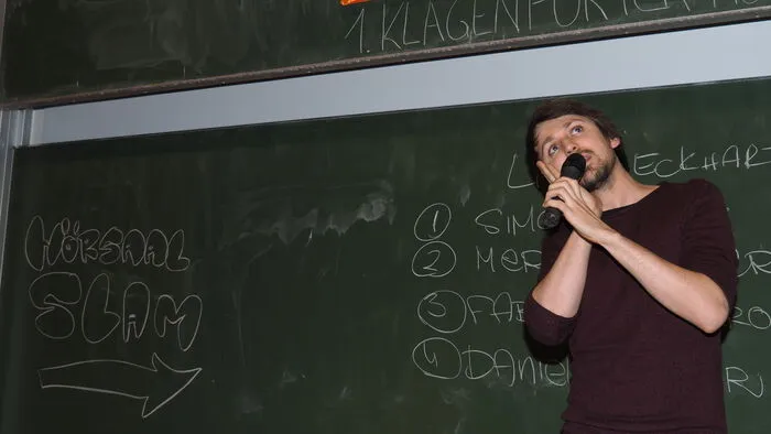 Vor Jahren wurde der Klagenfurter Poetry Slam schon einmal auf der Uni ausgetragen. Allerdings nur in der Aula. Am Donnerstag durften die Poeten erstmals in einem Hörsaal ihr Publikum unterhalten. Ganz nach dem Grazer Vorbild. Dort wird jeden Monat während der Semester einmal geslammt.  Den ersten Klagenfurter Hörsaal-Slam gewann Fabian Navarro. 