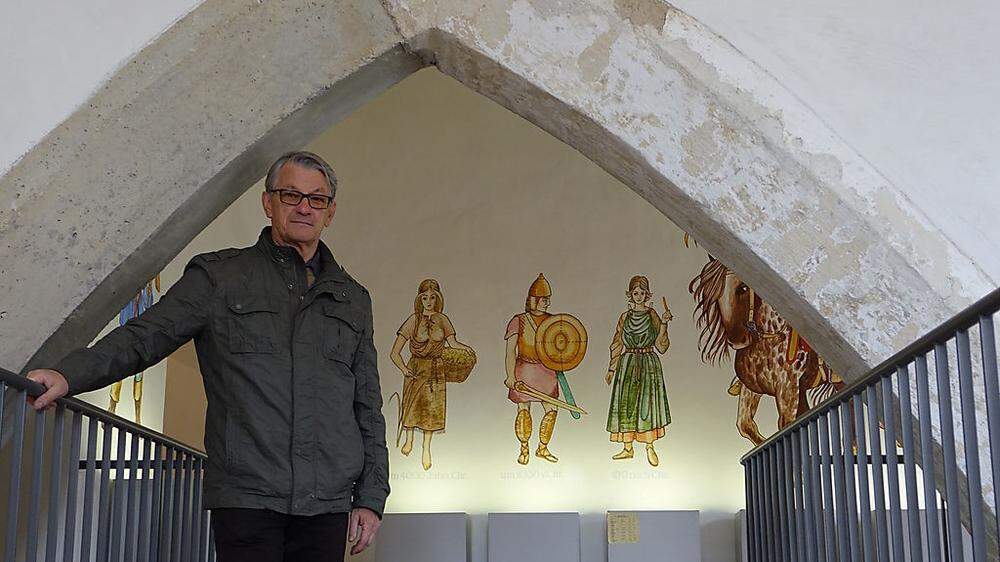 Heinz Hauser führt seit vielen Jahren durch die Schlosskapelle