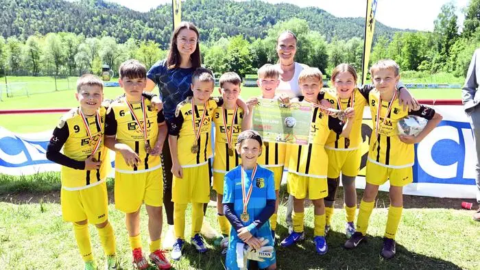Bezirksfinale des Raiffeisen-Volksschulcups, Villach-Land. Bei den Burschen siegte die VS Arnoldstein ...