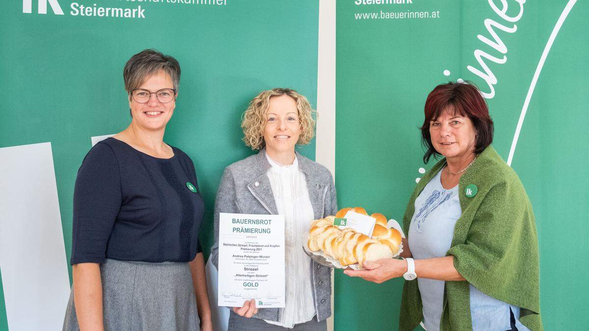 Landesbäuerin Viktoria Brandner, prämierte Brotbäuerin Andrea Wurzer und Verkostungschefin Eva Lipp (von rechts; das Foto stammt von der vergangenen Striezelprämierung)