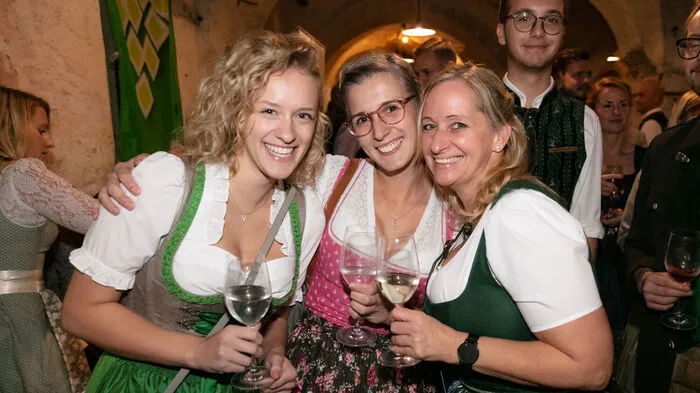 Es war ein gelungenes Fest: Im Schloss Stainz präsentierten 23 Winzer ihre Junker - den vielen Gästen hat der junge Wein bestens gemundet.