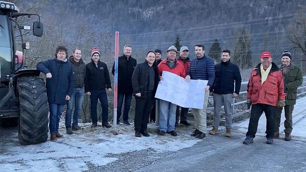 Bürgermeister Siegfried Ronacher und Stadtrat Günter Pernul mit Land- und Forstwirten bei der Egger Gailbrücke