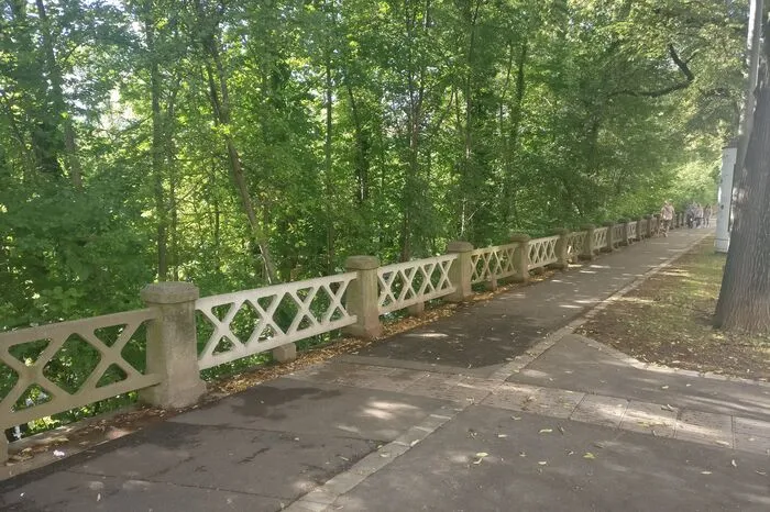 Der Murzaun entlang des Marburger Kais.