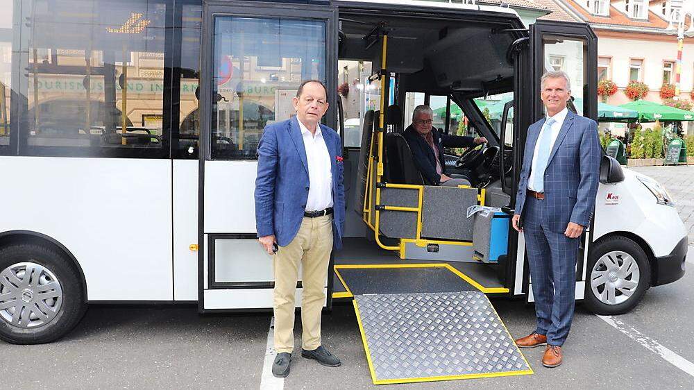 Stefan Kutsenits vom Hersteller ´KBus´, Judenburgs Bürgermeister Hannes Dolleschall und  Postbus-Geschäftsführer Thomas Duschek bei der Präsentation des neuen E-Busses