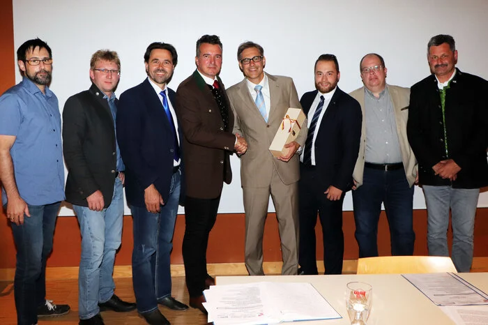 Unter den Gratulanten befanden sich auch Landtagsabgeordneter Dietmar Rauter (Dritter von links) und FPÖ-Landesparteiobmann Gernot Darmann (Mitte)