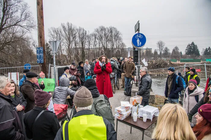 Kraftwerksgegner versuchen nun die Arbeiten zu blockieren.