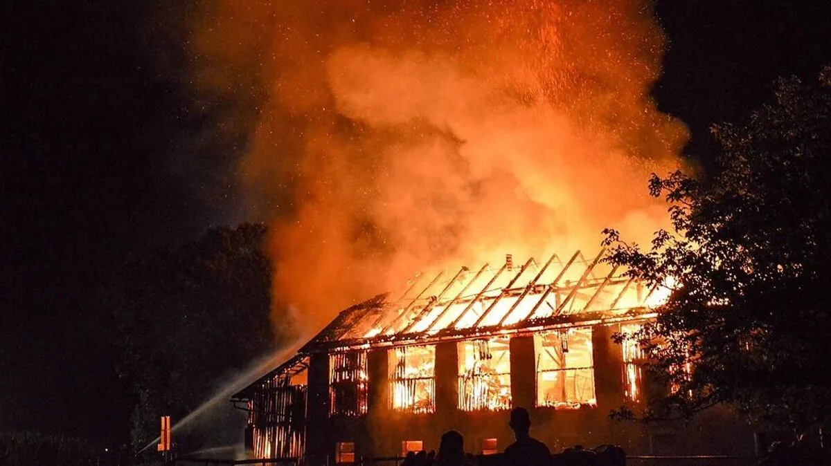 Blitzschlag: Wirtschaftsgebäude in Vollbrand