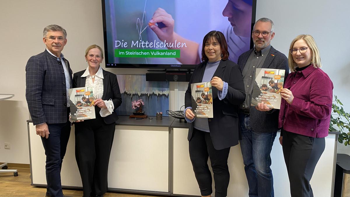 Franz Fartek, Christine Pichler, Agnes Totter, Michael Fend und Tamara Schober stellten den neuen Kurzfilm, der über das Angebot der regionalen Mittelschulen aufklärt, vor