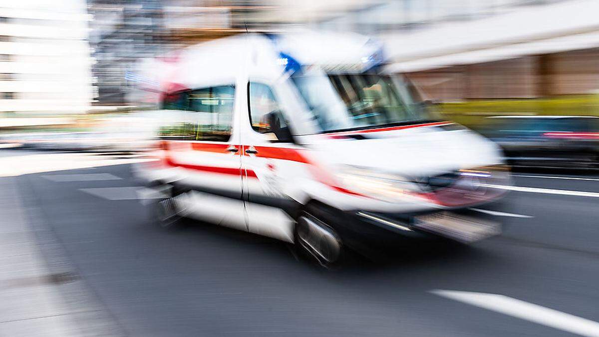 Der verletzte Mann wurde von der Rettung ins Krankenhaus gebracht