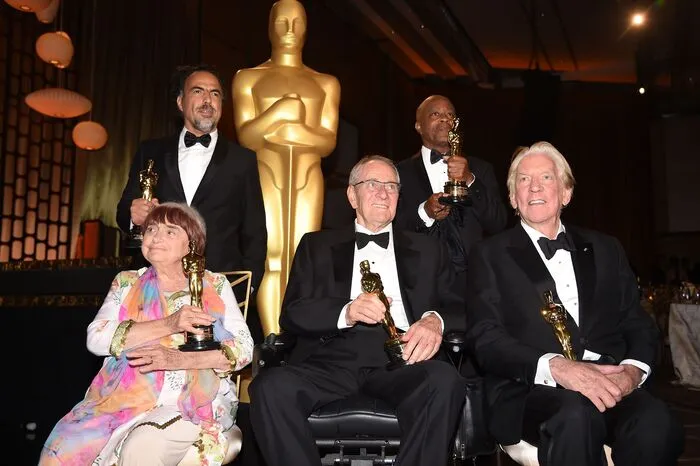 Preisträger sind der kanadische Schauspieler Donald Sutherland (82, "Wenn die Gondeln Trauer tragen"), die in Belgien geborene Regisseurin Agnes Varda (89, "Sans toit ni loi"), der US-amerikanische Kameramann Owen Roizman (81, "Tootsie") und sein Landsmann Charles Burnett (73), Regisseur von Filmen wie "Schafe töten" (1979) und "Zorniger Schlaf" (1990).