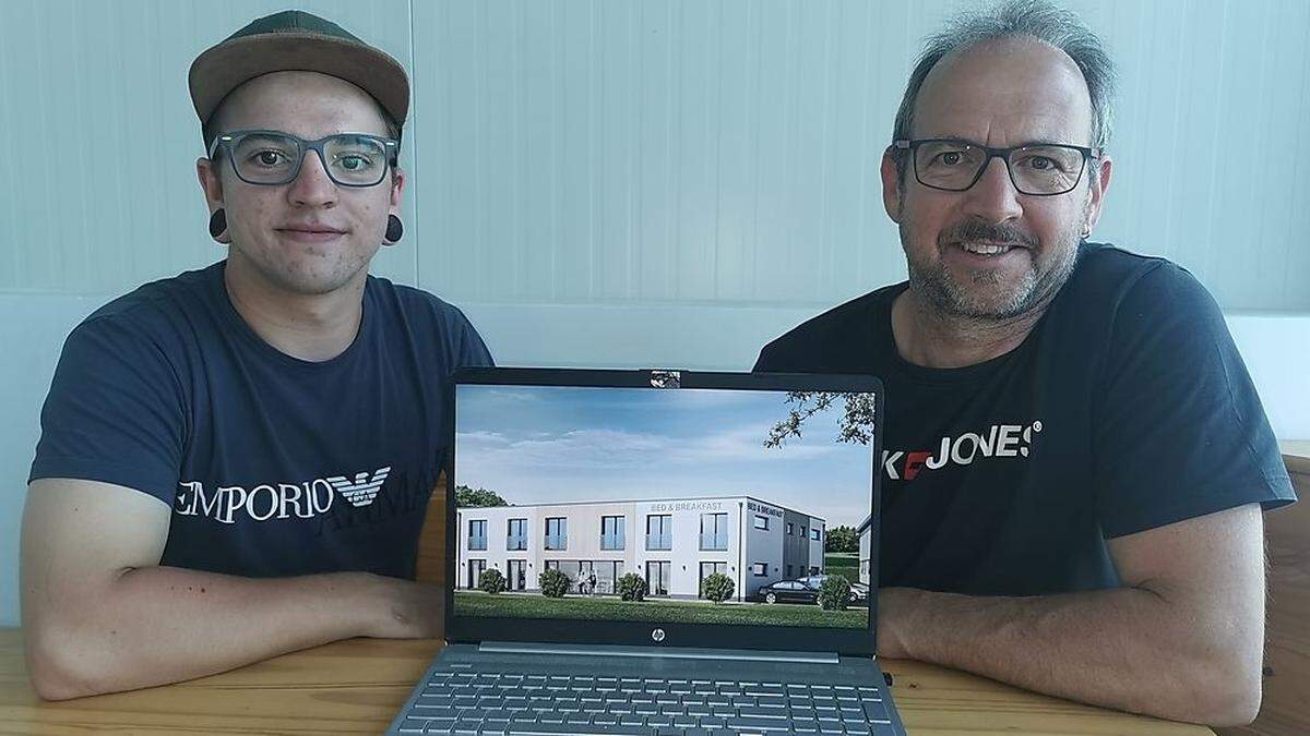 Marcel und Robert Mikula mit dem Plan am Laptop, wie die Frühstückspension in der Industriezone in St. Andrä aussehen wird