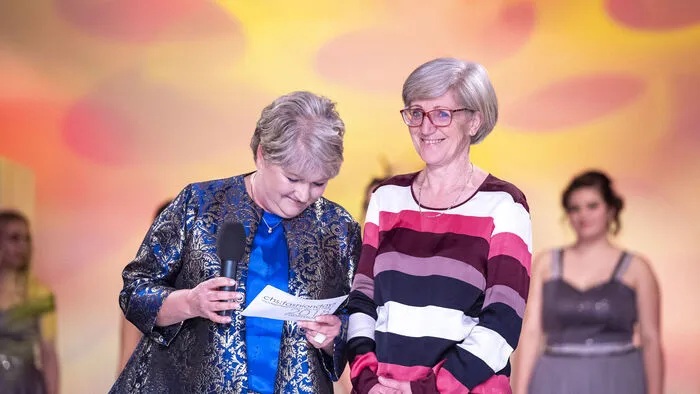 Jungdesigner der Modeabteilung des CHS Villach mit Direktorin Jutta Rom und Fachvorständin Barbara Stingl präsentierten am Freitagabend ihre Meisterstücke bei der großen Fashionshow im Casineum Velden