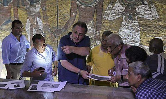 Der Ägyptologe Nicholas Reeves (Bildmitte)
