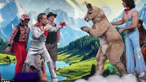 Mit einem augenzwinkernden Interval Act widmen sich Victoria Swarovski und Michael Ostrowski gemeinsam mit Go-Jo, dem australischen Teilnehmer des Vorjahres, der Frage, wie man Austria und Australia voneinander unterscheidet
