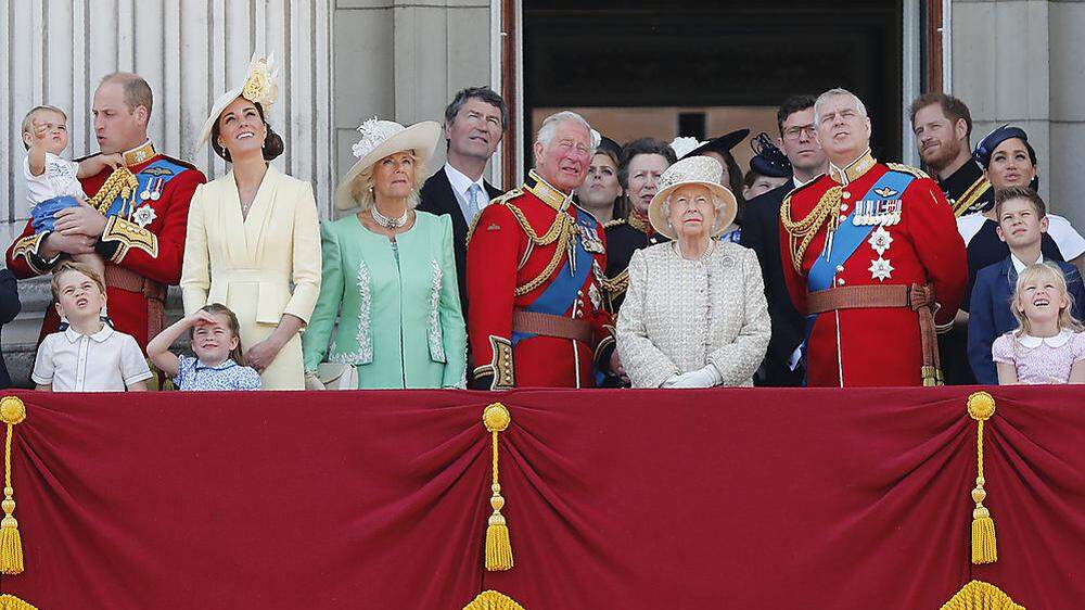 Der Militärparade fern blieb der Ehemann der Queen, Prinz Philip. Er wird an diesem Montag 98 Jahre alt.