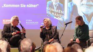 Brigitte Simonischek-Karner (Mitte) und Saskia Jungnikl-Gossy im Gespräch mit Hubert Patterer