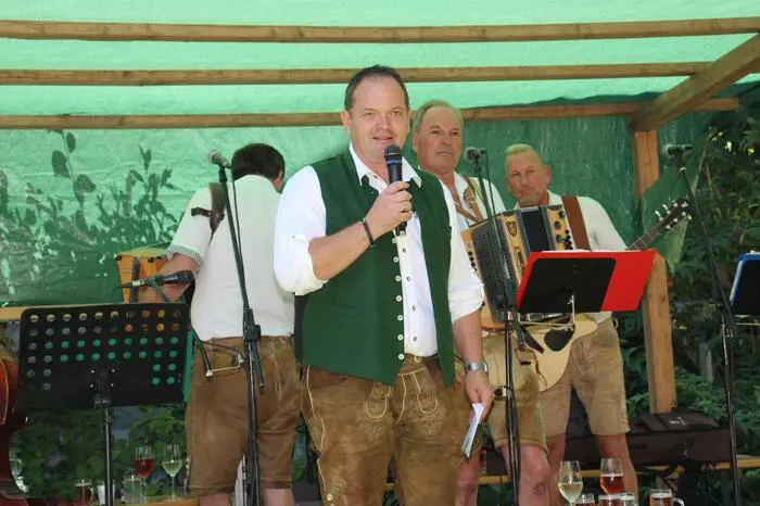 Bei strahlend blauen Himmel und sommerlichen Temperaturen jenseits der 30 Grad Celsius Grenze begrüßte Bürgermeister Roman Neumann die vielen Besucher und bedankte sich bei seinem Team für die grandiose Vorbereitung und Hilfe dieser Veranstaltung.