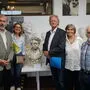 Historiker Ernst Lasnik, Vizebürgermeisterin Rosemarie Gössler, das Ehepaar Zwart und Kurator Hans Reiter mit der "neuen" Ambrosi-Büste