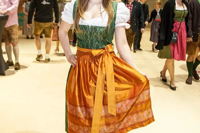 Ein zart gemustertes grünes Dirndl mit oranger Schürze führte Melanie Schabernack aus.