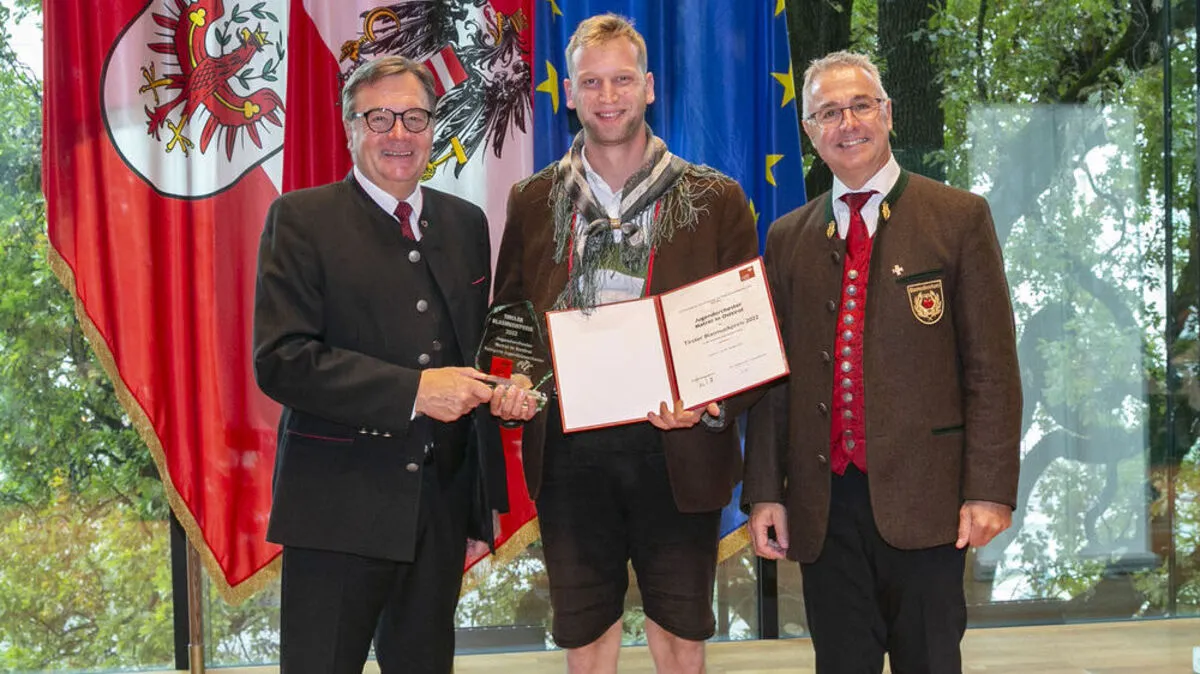 Günther Platter (links) und Obmann des Tiroler  Elmar Juen (rechts), mit Sebastian Pretis vom Jugendorchester Matrei