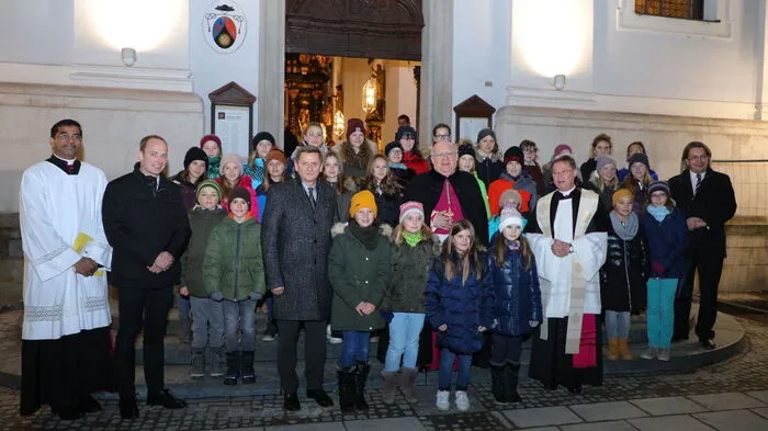 Pedro López Quintana, Botschafter von Papst Franziskus besuchen und ranghöchster Diplomat des Vatikan in Österreich, weihte den Altar der Leobener Stadtpfarrkirche St. Xaver.