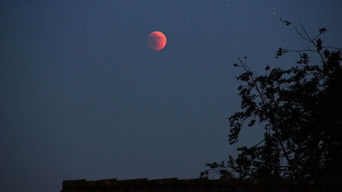 Der "Blutmond" entsteht bei einer Mondfinsternis. Die rote Färbung hängt von der Verschmutzung der Atmosphäre ab
