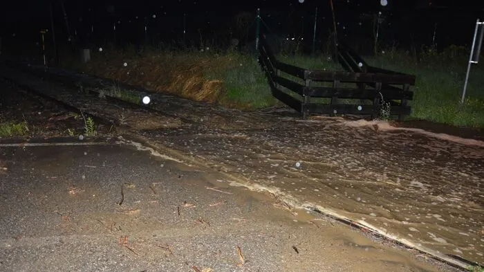Im Bereich Zellach bei Frantschach-St. Gertraud wurden Sonntagabend eine Gemeindestraße und ein Bahnübergang durch die Unwetter überflutet.