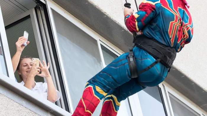 Verkleidet als Batman, Spiderman und Captain America haben sich am Mittwoch Seiltechniker der Polizeieinheit WEGA vor den Fenstern der kleinsten Patienten im Wiener AKH abgeseilt. Man wollte "den chronisch kranken Kindern, die für uns die wahren Helden sind, die Möglichkeit geben, trotz Krankenhausalltag etwas Besonderes zu erleben", erklärte Susanne Greber-Platzer, Leiterin der Kinderklinik.  