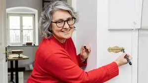 Andrea Mattioli ergänzt auf dem Messingschild das „Superintendent“ mit einem „in“