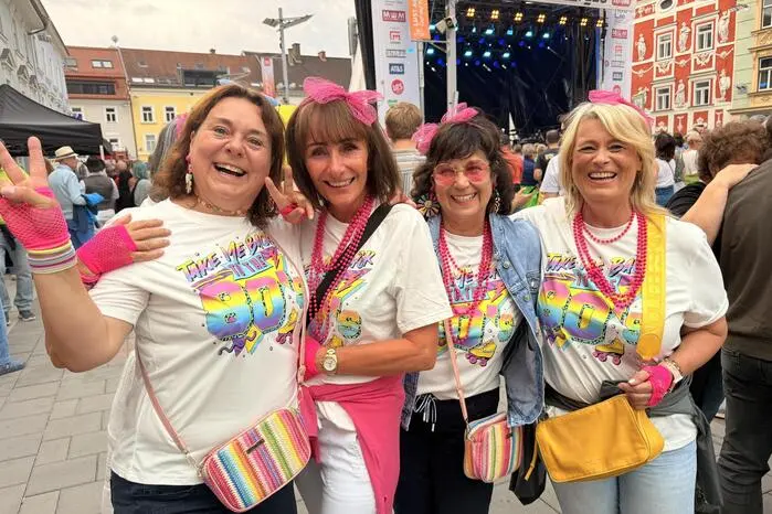 In 80er-Outfits, mit Regenponchos, die zu späteren Stunden nötig wurden, feierten die vielen Fans die Musik der 1980er-Jahre.
