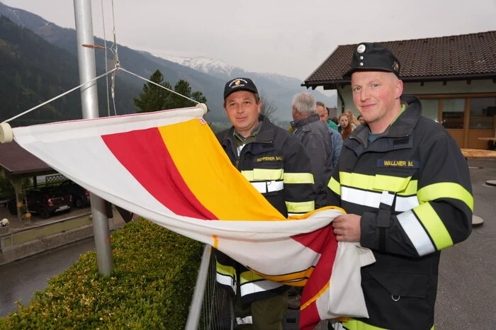 Bereit zur Fahnenhissung mit Trommelwirbel.