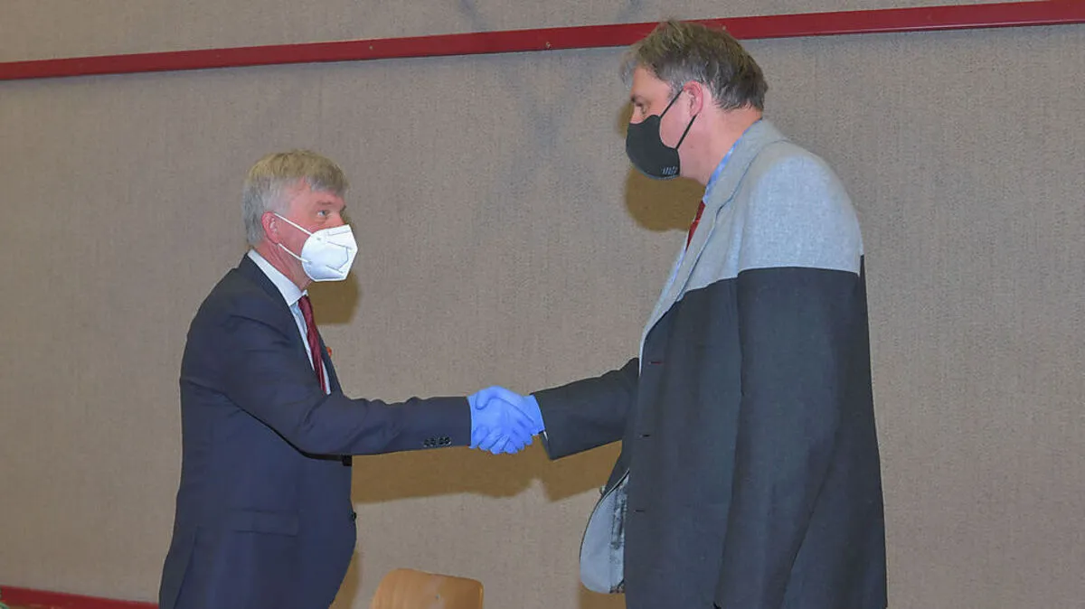 Bürgermeister Josef Liendl (links) wurde von Bezirkshauptmann Johannes Leitner angelobt