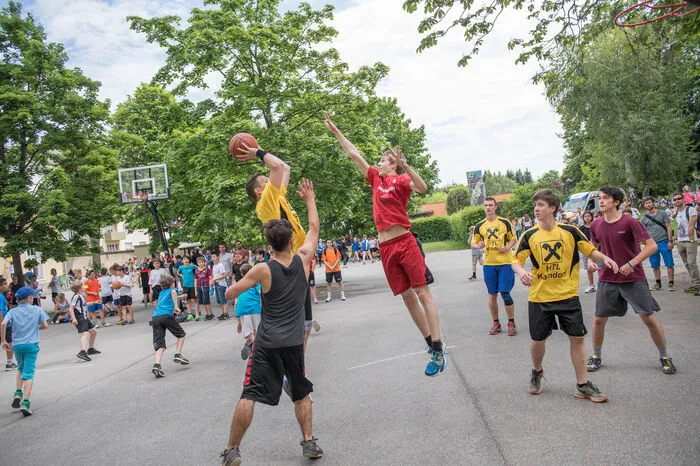 Bis zu 12 Spiele finden im Hof und am Sportplatz des Sacré Coeur in Graz gleichzeitig statt.