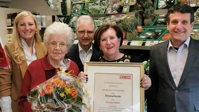 Von links nach rechts: Maria Hollauf, Christine Hollauf, Gerhard Oswald, dahinter Diane Tiefenbacher und Albert Wutscher
