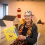 Angelika Kaufmann mit ihrem neuen Buch „Und wer bist du?“, für das sie auch den Text geschrieben hat, in der gestern zu Ende gegangenen Ausstellung „Lesestadt“