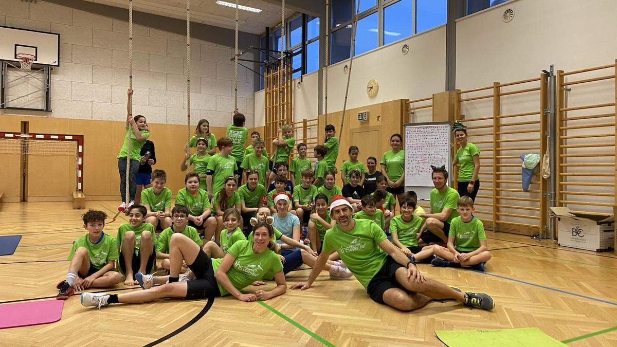 Die Schülerinnen und Schüler konnten durch die Bewältigung eines Fitnessparcours Geld sammeln