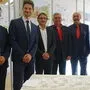 Architekt Martin Bukovski (2. v. l.) und weitere Verantwortliche mit dem Siegerprojekt