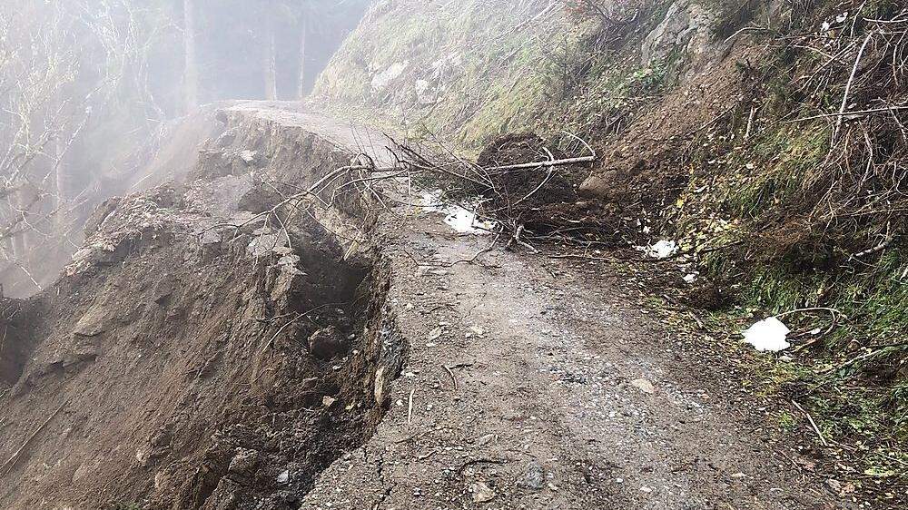 Der Güterweg im Gnoppnitzgraben wurde nach den heftigen Niederschlägen vor zehn Tagen auf 200 Metern weggespühlt