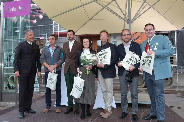 Für die reibungslose Umsetzung garantierten der Fehringer Bauhof mit Josef Stössl (2.v.l.) und das Stadtamt mit Direktorin Carina Kreiner (4.v.l.) und ihrem Stellvertreter Klaus Sundl (1.v.r.). Andreas Stern (3.v.l.) inszenierte den Spaziergang durch die Welt der Materialien und Berufe. Christian Krotscheck (3.v.r.) sorgte für das wissenschaftliche Fundament. Roman Schmidt (2.v.r.) begleitete die steirische Ausstellung in Konzeption und Marketing. 