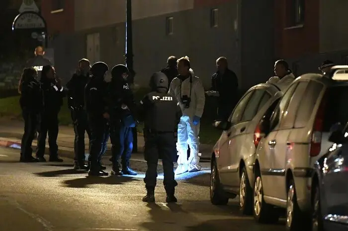 Die Hintergründe der Tat waren in der Nacht noch völlig unklar, ebenso, in welchem Verhältnis die beiden Österreicher zueinander standen.