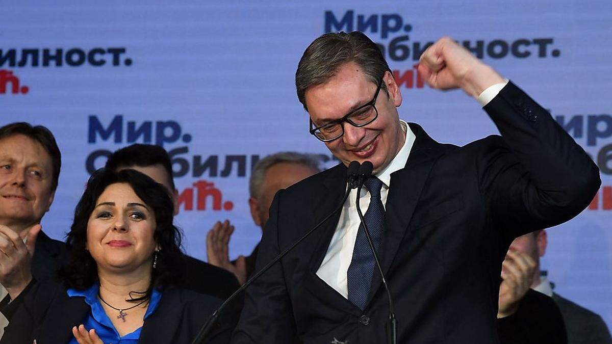 Serbiens Präsident Aleksandar Vučić freut sich über den Wahlausgang