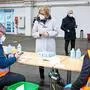 ABD0142_20201212 - ST. PÖLTEN - ÖSTERREICH: ++ HANDOUT ++ Bei den Samstagfrüh, 12. dezember 2020,  in Niederösterreich angelaufenen Corona-Massentests sind in Summe 1.783 Mitarbeiter des Roten Kreuzes im Einsatz gestanden. Exakt 1.478 waren nach Angaben in einer Aussendung an 817 Teststraßen im Bundesland bei der Probenabnahme im Dienst. Im Bild: Landeshauptfrau Johanna Mikl-Leitner informierte sich bei Mitarbeitern der Teststraße in Tulln. - FOTO: APA/NLK/JÜRGEN BURCHHART - ++ WIR WEISEN AUSDRÜCKLICH DARAUF HIN, DASS EINE VERWENDUNG DES BILDES AUS MEDIEN- UND/ODER URHEBERRECHTLICHEN GRÜNDEN AUSSCHLIESSLICH IM ZUSAMMENHANG MIT DEM ANGEFÜHRTEN ZWECK UND REDAKTIONELL ERFOLGEN DARF - VOLLSTÄNDIGE COPYRIGHTNENNUNG VERPFLICHTEND ++